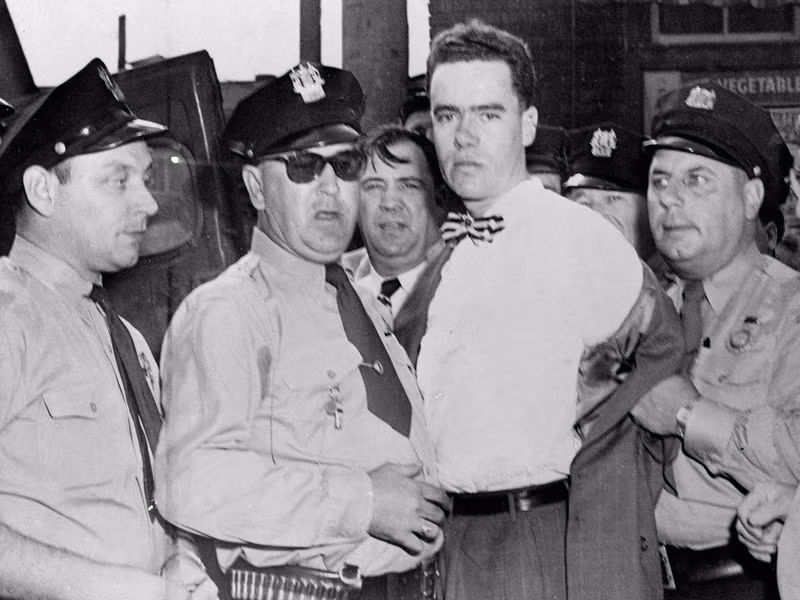 Ngày 6/9/1949 là một ngày đen tối của nước Mỹ khi xảy ra một vụ xả súng đẫm máu đầu tiên trong lịch sử hiện đại quốc gia này. Hung thủ là cựu binh Mỹ từng phục vụ trong Chiến tranh thế giới 2 có tên Howard Barton Unruh, 28 tuổi. Y sống tại thành phố Camden, bang New Jersey.