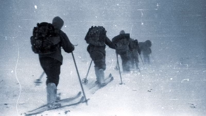 Trong khi 5 thi thể được tìm thấy trong trạng thái đông cứng ở căn lều rách nát thì 4 thi thể còn lại được phát hiện ở khoảng cách khá xa với những thương tích bí ẩn như người bị vỡ đầu, người bị mất lưỡi, người bị vùi lấp trong tuyết trắng.