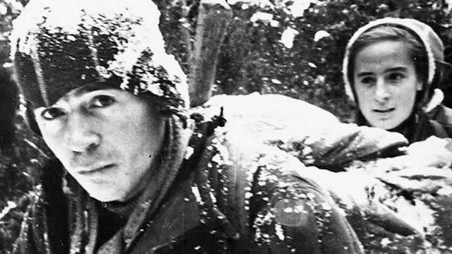 Một số giả thuyết được đưa ra để lý giải cái chết bí ẩn của 9 thanh niên này. Trong đó, nổi bật là giả thuyết sự kiện bi thương này liên quan đến các cuộc thử nghiệm vũ khí quân sự bí mật và sự che giấu thông tin của chính phủ.