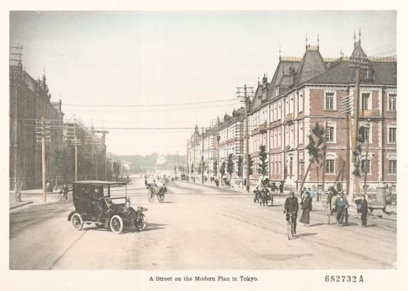 Những chiếc ô tô chạy trên đường bên cạnh những cỗ xe kéo truyền thống ở Nhật Bản vào khoảng năm 1910 - 1919.