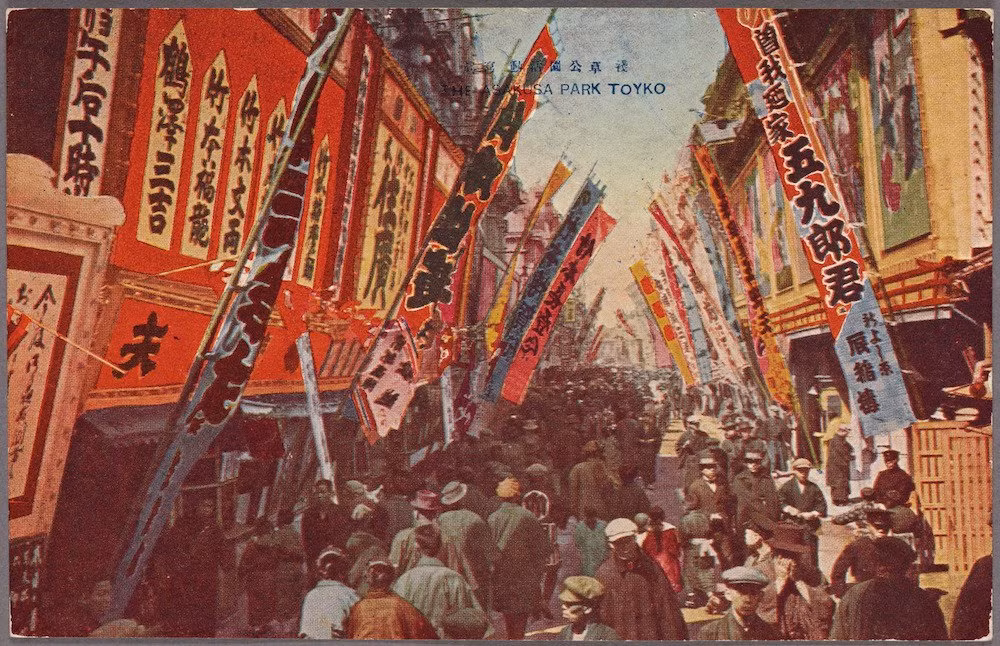 Theo đà sự phát triển, dân số Tokyo ngày càng tăng. Vào năm 1920, dân số ở thành phố này lên đến 3,7 triệu người. Trong ảnh là dòng người tấp nập ở đường phố Tokyo năm 1922.