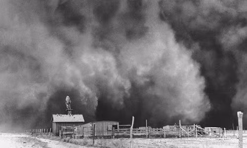 Bão bụi dường như sắp nuốt chửng một trang trại ở Boise, Oklahoma năm 1935.