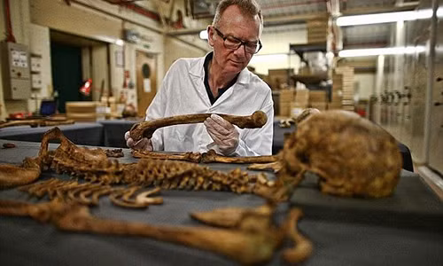 Cùng với hơn 3.000 bộ hài cốt, các chuyên gia khảo cổ cũng tìm thấy hơn 10.000 hiện vật của người xưa hé lộ cuộc sống ở London hàng trăm năm trước như giày dép của người lao động, dây xích sắt, đồ tạo tác...