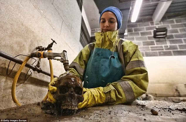 Hàng ngàn bộ hài cốt này được chôn cất từ khoảng năm 1569 - 1739. Theo các chuyên gia khảo cổ, nhiều bộ hài cốt thuộc về những thanh niên trẻ đến London tìm kiếm việc làm hoặc để gặp gỡ, kết hôn với những người trẻ tuổi khác sống ở thành phố này.