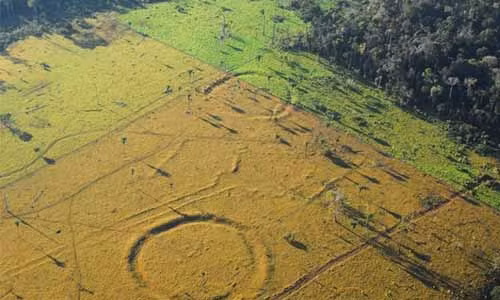 Một số giả thuyết đã được đưa ra để giải thích những bí ẩn về geoglyph như nó có ý nghĩa về các cuộc tụ tập hay nghi lễ cổ xưa. Tất cả chỉ là giả thuyết chưa có chứng cứ xác thực.