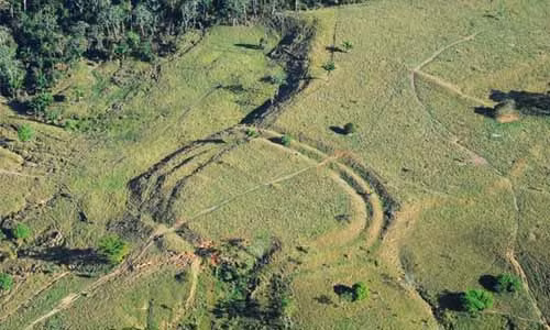 Hình vẽ bí ẩn ở Amazon. Các chuyên gia đã phát hiện 450 hình vẽ khổng lồ trên mặt đất nằm rải rác quanh khu rừng ở Brazil và Bolivia. Những hình vẽ này được gọi là geoglyph, có niên đại cách đây khoảng 3.000 - 3.500 năm. Những hình vẽ này ẩn dưới những tán cây, và chỉ phát lộ do nạn phá rừng.