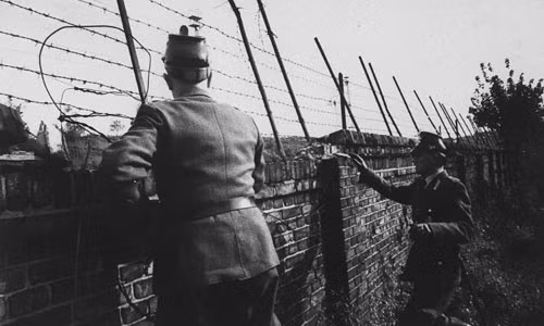 Hai cảnh sát Tây Đức làm nhiệm vụ ở khu vực Bức tường Berlin hồi tháng 10/1961.