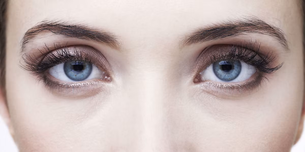 Các nhà khoa học cho hay mắt người có thể nhìn bao xa tùy thuộc vào việc có bao nhiêu hạt ánh sáng (hạt photon) mà vật thể phát xạ. Kết quả nghiên cứu chỉ ra đối tượng xa nhất có thể phát xạ để mắt người nhìn thấy là thiên hà Andromeda nằm cách Trái đất 2,6 triệu năm ánh sáng.