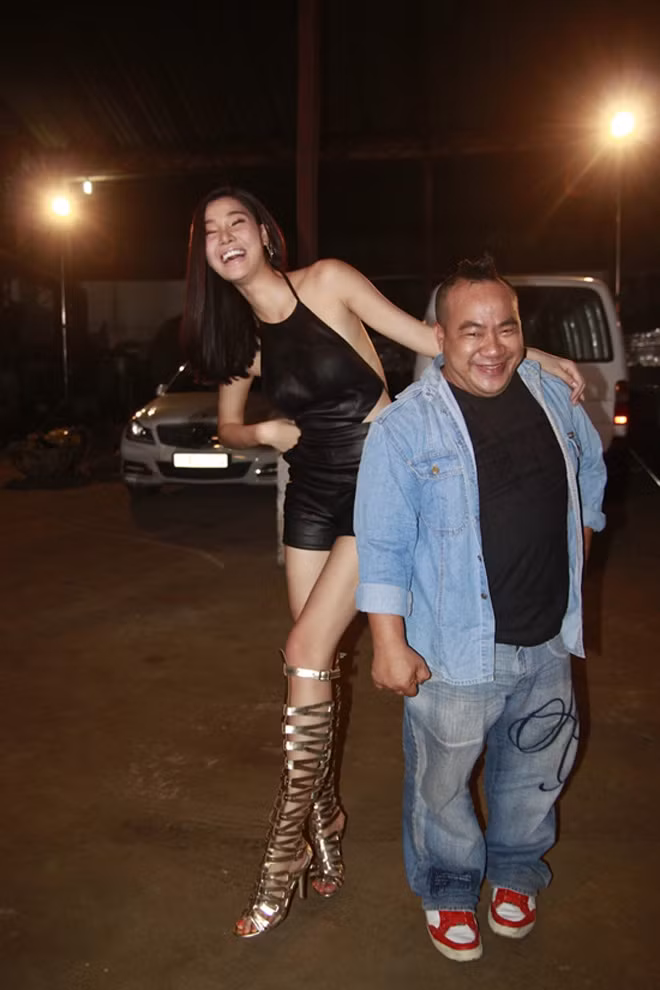 Dẫu chiều cao khiêm tốn nhưng Hiếu Hiền không ngại chụp hình với các chân dài. Đổi lại, Kỳ Hân thấy ngại khi tạo dáng cùng đàn anh.