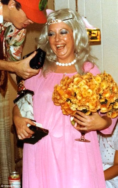 Trong khi đó, một người khác lại thích thú khi hóa trang thành nữ hoàng sắc đẹp.