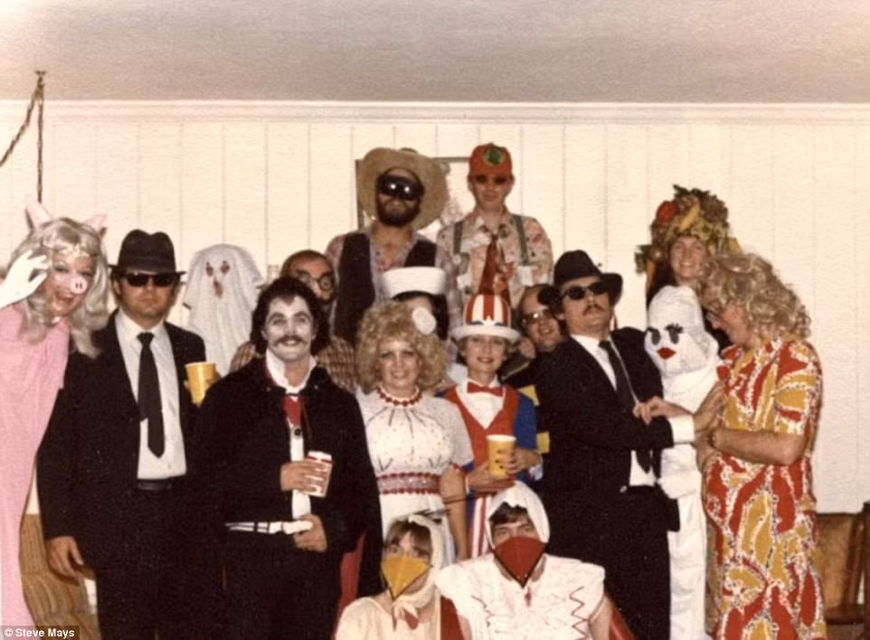 Từ người lớn cho đến trẻ em đều vô cùng vui vẻ trong bữa tiệc đêm Halloween.