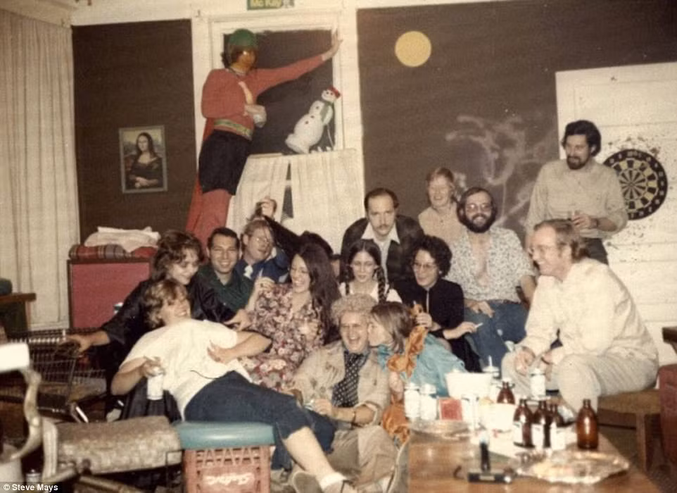 Dịp Halloween còn là dịp mọi người trong gia đình, bạn bè tụ tập vui đùa bên nhau.