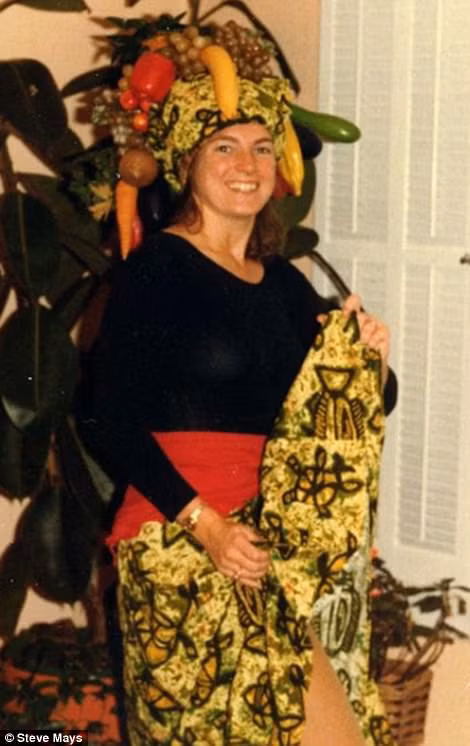 Một phụ nữ hóa trang thành Carmen Miranda trong đêm hội Halloween .