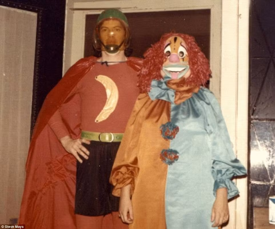 Anh dan My trong mua le hoi Halloween nhung nam 1970