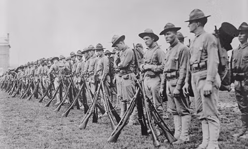 Lính thủy quân lục chiến Mỹ xếp hàng theo đội hình ngay ngắn, chỉnh tề. Ảnh chụp tại chiến trường Pháp.