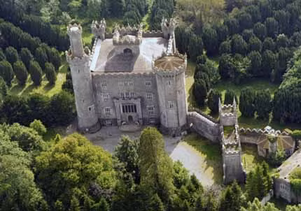 Một số du khách khi ghé thăm lâu đài Charleville cho hay đã chứng kiến những hiện tượng lạ xảy ra không thể lý giải được. Nổi tiếng là trường hợp một nhiếp ảnh gia biến mất khi lên tòa tháp. Về sau, người ta chỉ tìm thấy máy ảnh của ông.