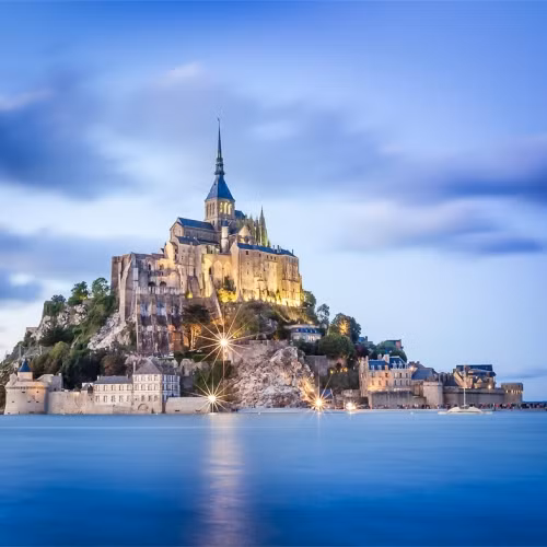 Ít ai biết được rằng, tu viện Saint Michel từng là nơi diễn ra trận chiến giữa Pháp và Anh năm 1434. Người dân địa phương cho hay linh hồn người chỉ huy quân đội Pháp vẫn ở trên hòn đảo Mont Saint Michel để bảo vệ nơi này.