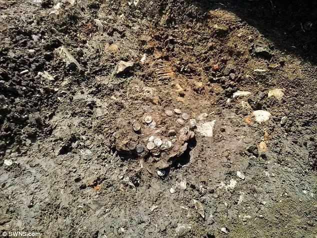 Một số đồng xu có hình ảnh chiến thuyền La Mã được phỏng đoán đúc từ thời kỳ tướng La Mã lừng danh Mark Anthony liên minh với Nữ hoàng Cleopatra của Ai Cập khoảng từ mùa thu năm 32 TCN đến mùa xuân năm 31 TCN.