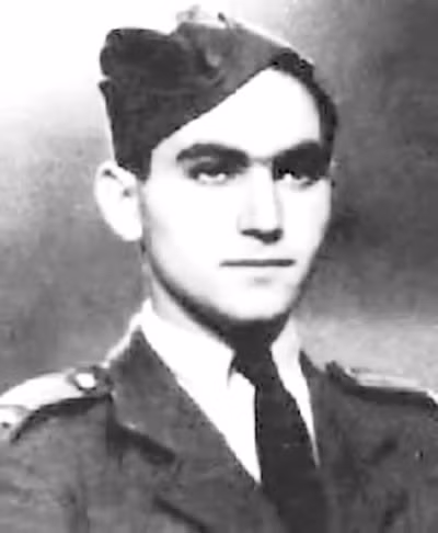 Vào năm 1942, ông Vrba bị bắt và bị đưa đến trại tập trung Majdanek trước khi chuyển đến trại Auschwitz. Biết nói tiếng Đức, phát xít Đức cho ông Vrba đến làm việc trong bộ phận kho - nơi sắp xếp tài sản, quần áo, vật dụng của những người bị Đức Quốc xã giết hại.