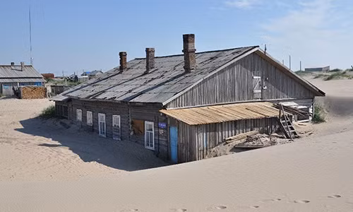 Shoyna - ngôi làng bị chôn vùi trong cát nổi tiếng nằm trên bán đảo Kanin, miền Bắc nước Nga trở thành nơi định cư của người dân từ những năm 1930.