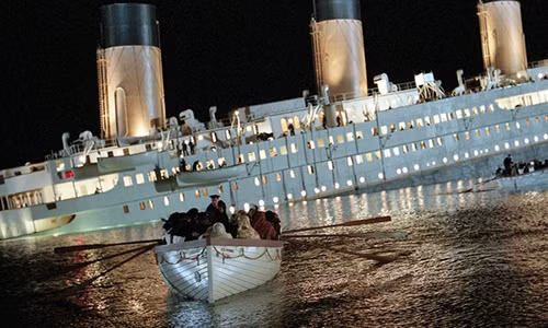  Tàu Titanic huyền thoại là con tàu chở khách lớn nhất thế giới khi nó được đưa vào sử dụng. Nó gây chú ý với chiều dài lên đến 269m.