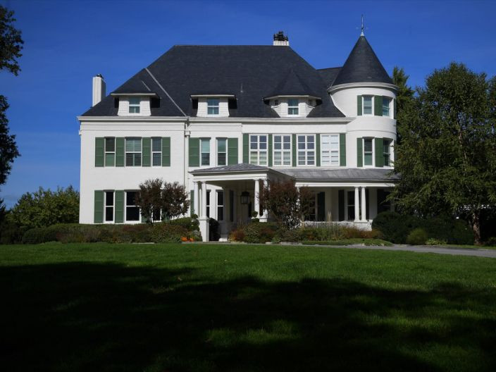 Nơi ở của Phó Tổng thống Mỹ là biệt thự Đài quan sát số 1, được xây dựng từ năm 1893, cách Nhà Trắng không xa. Tòa nhà này trở thành nơi ở chính thức của Phó Tổng thống Mỹ từ năm 1977. Ảnh: Getty.