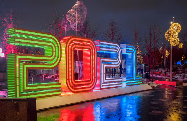 Chia sẻ về dự định đón năm mới 2021 với VOV, chị Irina (ở Nga) cho biết: “Tôi sẽ ở nhà với những người thân, cùng với chồng, con. Tôi hy vọng năm sau sẽ được tự do hơn để đón năm mới rực rỡ, vui vẻ hơn. Tôi mong mọi người sẽ được khỏe mạnh và hạnh phúc hơn”. Ảnh: RBTH.