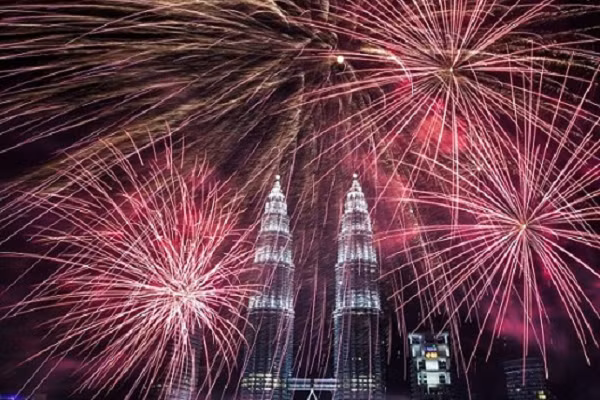 Thủ đô Kuala Lumpur của Malaysia dự kiến không tổ chức các buổi trình diễn ca nhạc ngoài trời đêm giao thừa, không bắn pháo hoa, đồng thời cấm tụ tập đông người. Hầu hết rạp chiếu phim, quán bar, cửa hàng giải trí đều đóng cửa và các trung tâm mua sắm, điểm du lịch lớn ở đây sẽ không tổ chức ăn mừng như mọi năm. Ảnh: Newyearsevekualalumpur. 