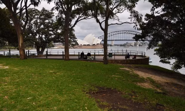 Chính quyền Thành phố Sydney của Australia, một trong những thành phố lớn đầu tiên trên thế giới đón năm mới với màn đếm ngược và bắn pháo hoa ở khu vực nhà hát Opera Sydney, đã cấm tụ tập đông người vào đêm Giao thừa. Ảnh: AAP. 