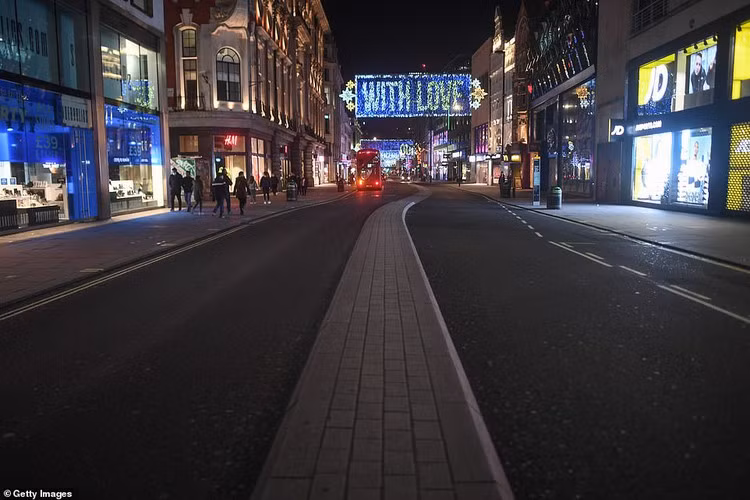 Người dân trên khắp thế giới đang chuẩn bị đón năm mới với những cách thức khác nhau. Thông điệp “Hãy ở nhà” được nhiều người truyền tai nhau như một lời nhắc nhở về cách mà toàn nhân loại có thể cùng làm để vượt qua sự tàn phá khủng khiếp của đại dịch COVID-19. Ảnh: Getty. 