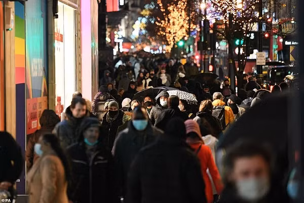 Theo The Guardian, tại Anh, nơi báo cáo 981 trường hợp tử vong vì COVID-19 hôm 30/12, những người có kế hoạch ăn mừng đêm giao thừa đã được cảnh báo rằng họ phải rời khỏi các bữa tiệc sau đó để tránh tụ tập đông người, đề phòng lây nhiễm virus. Ảnh: PA. 