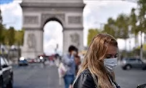 Pháp đã thông báo sẽ triển khai 100.000 nhân viên an ninh để kiểm soát tình trạng tụ tập đông người, tiệc tùng và hành vi đốt phương tiện vào đêm 31/12. Người dân Paris dự kiến sẽ phải ở yên trong nhà từ 20h tối đến 6h hôm sau. Ảnh: AA. 