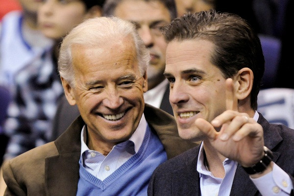 Ngày 9/12, Hunter Biden (phải), con trai của Tổng thống đắc cử Mỹ Joe Biden (trái), cho biết đang bị văn phòng Công tố tại Delaware điều tra về các vấn đề thuế. Ảnh: Reuters.