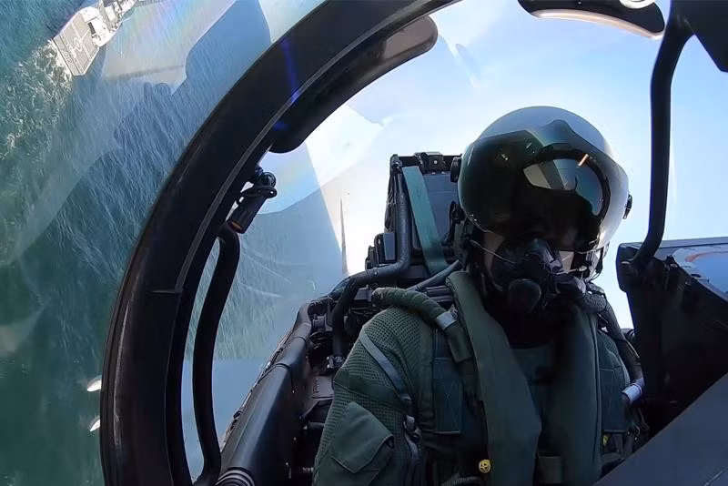 "Không quân châu Âu sẽ không cần phải tấn công xung quanh toàn bộ chu vi. Thay vào đó, việc chọc thủng một lỗ hổng trên hàng phòng ngự thông qua các điểm phòng thủ tương đối yếu là đủ để áp đảo".