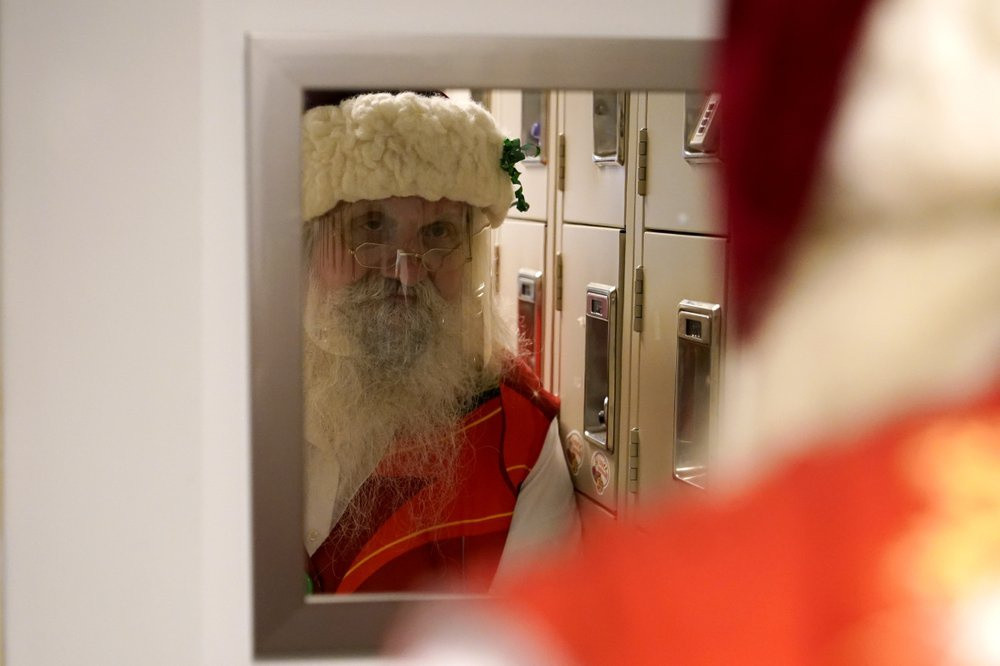 Ông Brad Six, người nhận làm ông già Noel suốt 35 năm qua, chia sẻ: “Điều tuyệt vời của công việc này là được tương tác với bọn trẻ. Song đó là điều không tưởng trong năm nay”. Ảnh: AP.