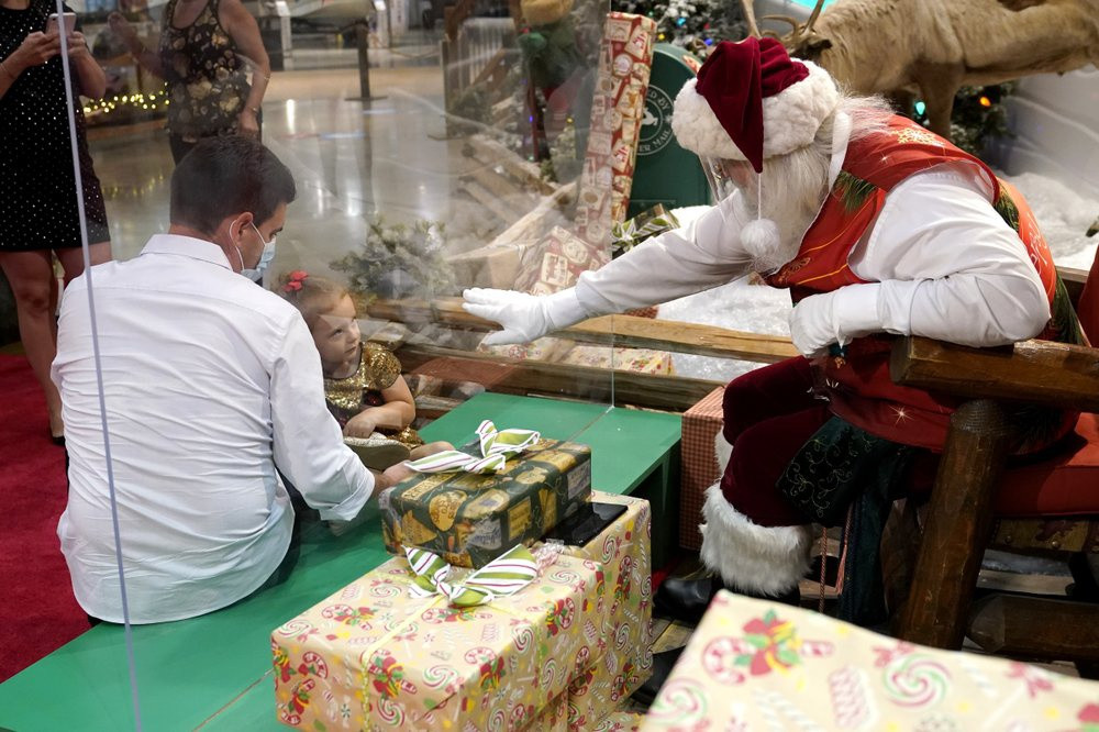 Ông Stephen Arnold, chủ tịch một hiệp hội ông già Noel hóa trang, cho biết: “Hầu hết người hóa trang thành ông già Noel đều thuộc nhóm có nguy cơ mắc bệnh cao. Họ đều cao tuổi, thừa cân, có thể mắc bệnh tiểu đường hoặc bệnh tim mạch”. Ảnh: AP.