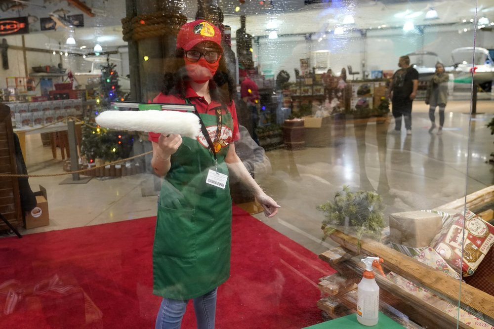 Thông thường, người hóa trang thành ông già Noel có thể kiếm được khoảng 5.000-10.000 USD trong một mùa Giáng sinh. Ảnh: AP.