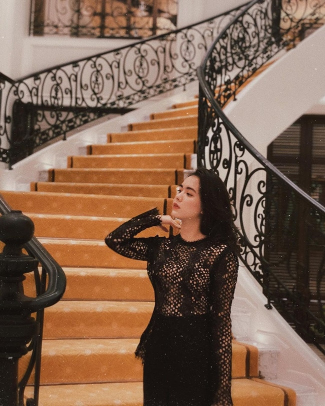 Hình ảnh trưởng thành của cô được nhận xét là vừa mắt, không gây cảm giác già dặn trước tuổi.