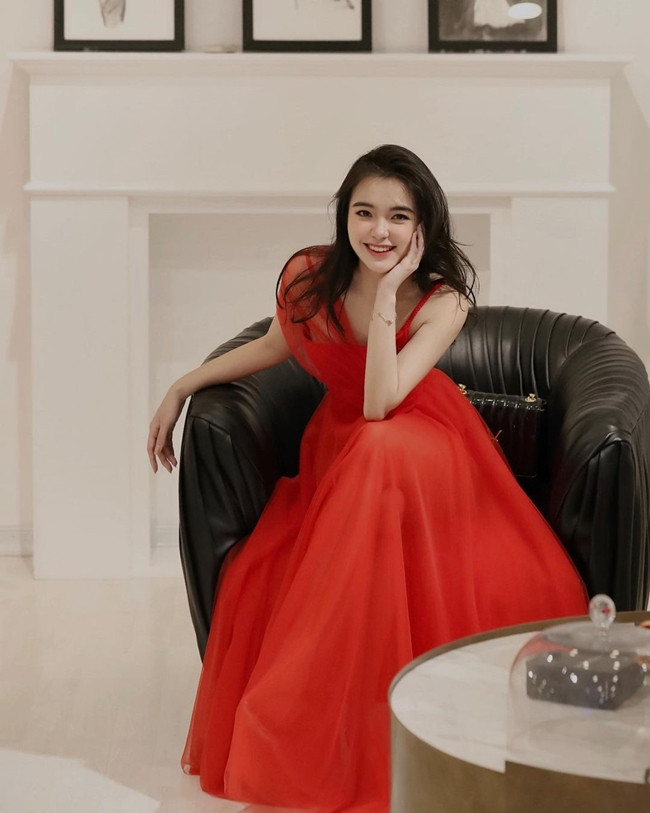 Vẻ ngoài hài hòa, đẹp lạ của cô gái 10x nhanh chóng được cư dân mạng để ý.