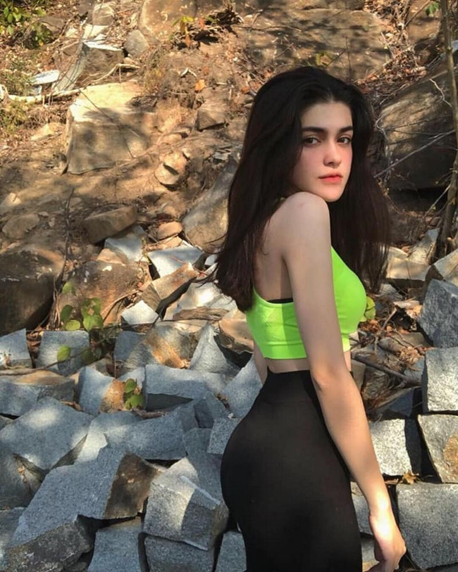 Được biết cô gái 19 tuổi có luyện tập thể thao với một số bộ môn đơn giản như đi bộ, bơi lội để duy trì vóc dáng.