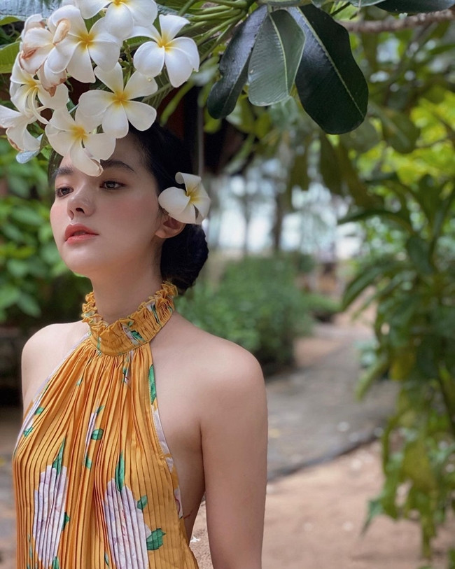 Cô gái 19 tuổi mang trong mình ba dòng máu, "mình có bà nội là người Trung Quốc, ông nội là người lai Thái Lan - Việt Nam" - cô từng nói.