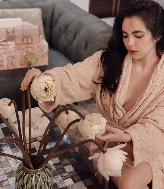 Trên Instagram của cô gái 19 tuổi có chia sẻ một số hình ảnh ăn uống cho thấy có vẻ Hồ Thiên Trang không ăn uống quá khắt khe. Cô gái 19 tuổi thon gọn nhưng không phải kiểu gầy gò mà căng mọng, tràn đầy sức sống.