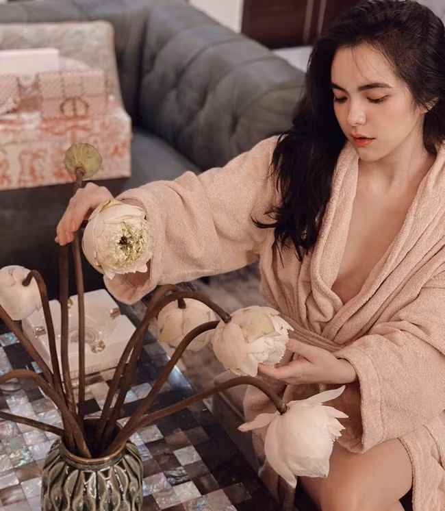 Trên Instagram của cô gái 19 tuổi có chia sẻ một số hình ảnh ăn uống cho thấy có vẻ Hồ Thiên Trang không ăn uống quá khắt khe. Cô gái 19 tuổi thon gọn nhưng không phải kiểu gầy gò mà căng mọng, tràn đầy sức sống.