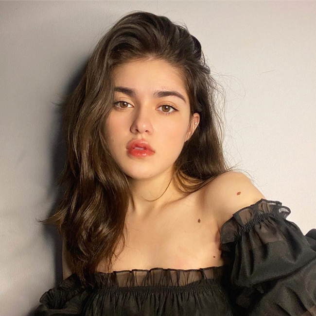 Một hot girl lai ba dòng máu khác cũng từng "gây bão" cộng đồng mạng là Phan Thúy Anh (tên tiếng Pháp là Anna Beudeker).