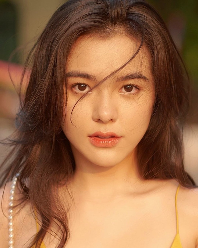 Ngoài ra, cô cũng được nhiều người gọi là " thiên thần lai ba dòng máu".