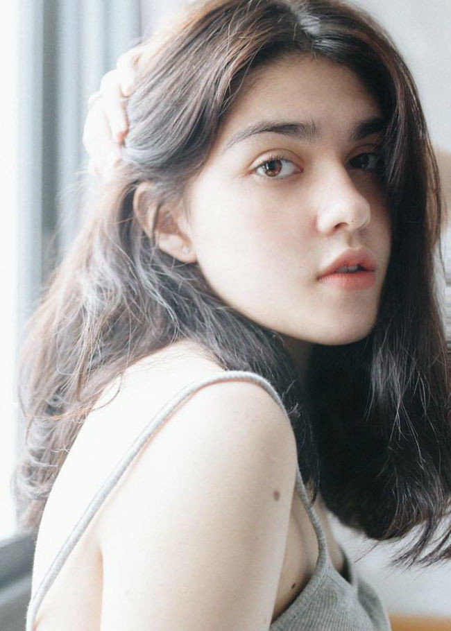 Cô rất đam mê công việc người mẫu ảnh và có mong muốn tham gia cuộc thi người mẫu trong tương lai.