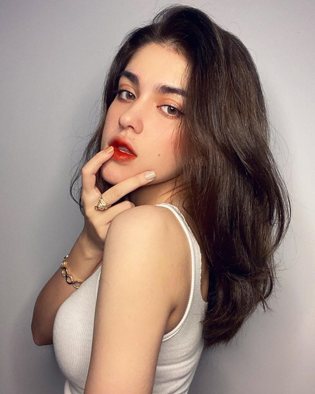 Cô sinh năm 2001, có bố là người Nga, mẹ mang hai dòng máu Việt – Pháp.