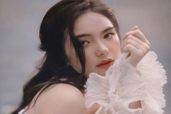 Hồ Thiên Trang sinh năm 2001 được biết đến với biệt danh "nữ sinh hot nhất kỳ thi THPTQG 2019".