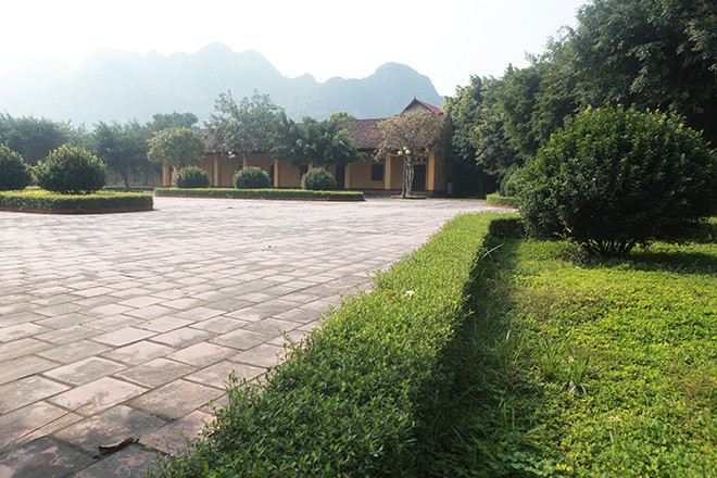 Bà Đinh Thị Bình, Phó Ban Quản lý các khu di tích huyện Lạc Thủy cho biết, nhà máy in tiền đầu tiên của nước Việt Nam Dân chủ Cộng hòa ra đời gắn với công lao to lớn của nhà yêu nước Đỗ Đình Thiện. Hình ảnh hai dãy nhà xưởng in tiền – trước đó là đồn điền của một người Pháp, về sau được ông Đỗ Đình Thiện mua lại. Tại đây, những tờ “giấy bạc Cụ Hồ” đầu tiên mang sứ mệnh lịch sử lớn lao trong những ngày đầu độc lập đã ra đời.