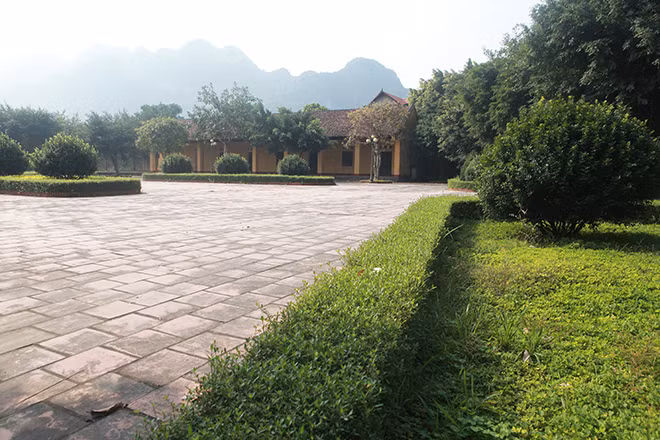 Bà Đinh Thị Bình, Phó Ban Quản lý các khu di tích huyện Lạc Thủy cho biết, nhà máy in tiền đầu tiên của nước Việt Nam Dân chủ Cộng hòa ra đời gắn với công lao to lớn của nhà yêu nước Đỗ Đình Thiện. Hình ảnh hai dãy nhà xưởng in tiền – trước đó là đồn điền của một người Pháp, về sau được ông Đỗ Đình Thiện mua lại. Tại đây, những tờ “giấy bạc Cụ Hồ” đầu tiên mang sứ mệnh lịch sử lớn lao trong những ngày đầu độc lập đã ra đời.